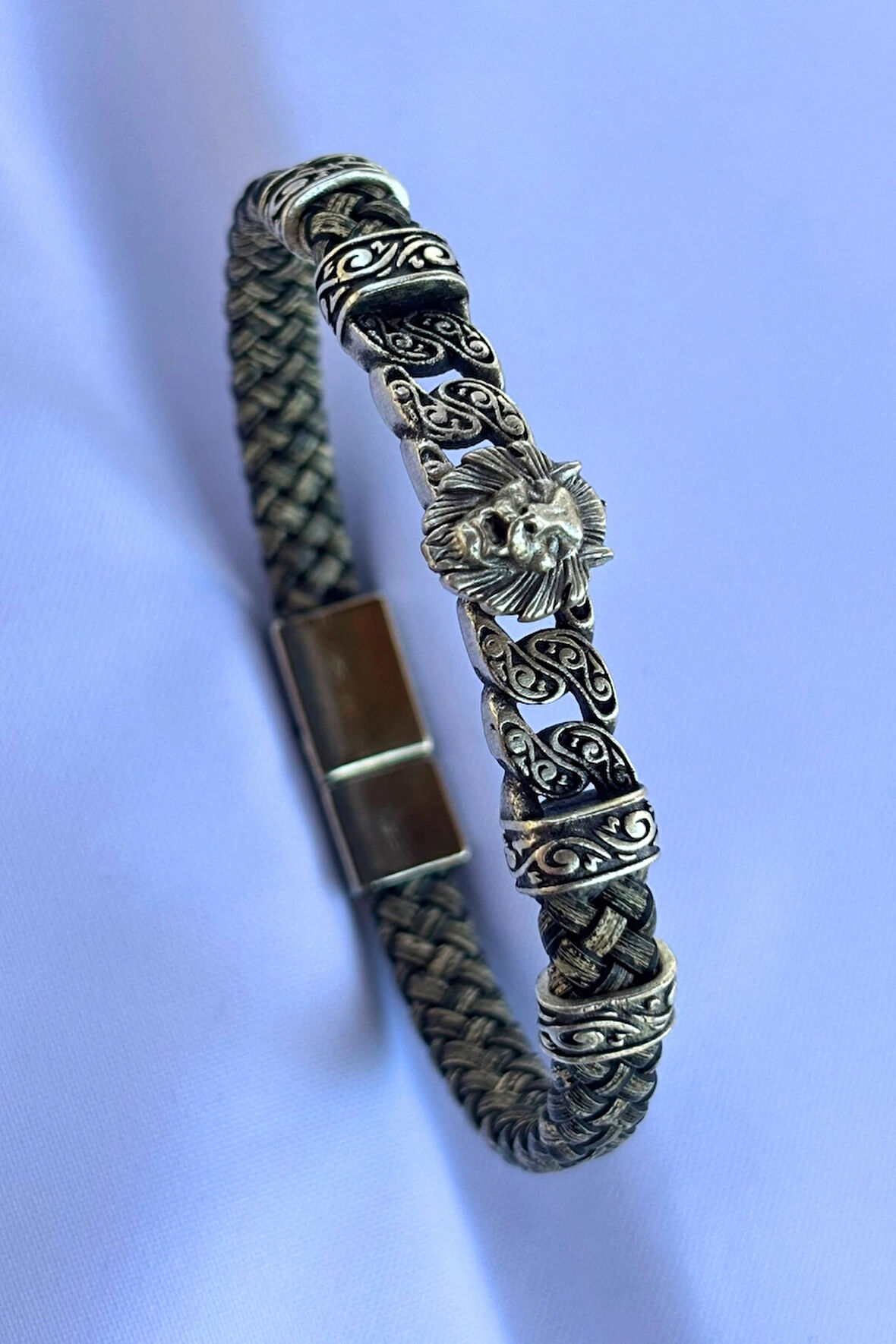 Aslan Figürlü El İşçiliği ile Üretilmiş Hakiki Deri Erkek Bileklik