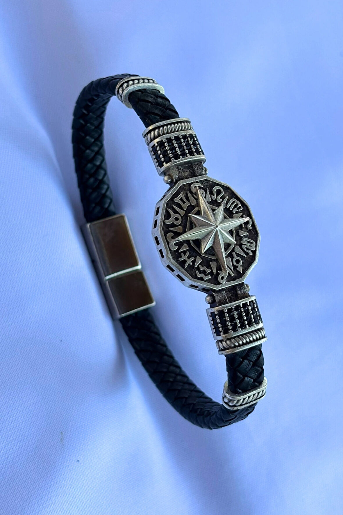 Pusula Figürlü Zirkon Taşlı El İşçiliği ile Üretilmiş Hakiki Deri Erkek Bileklik