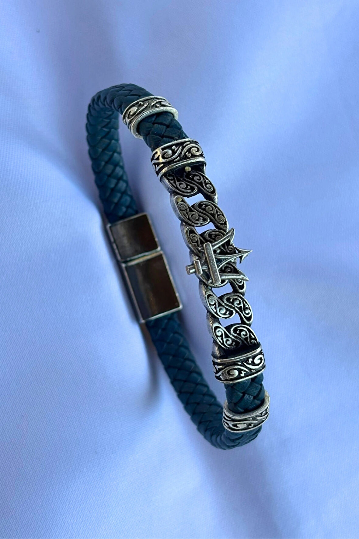 Mızrak Figürlü El İşçiliği ile Üretilmiş Hakiki Deri Erkek Bileklik