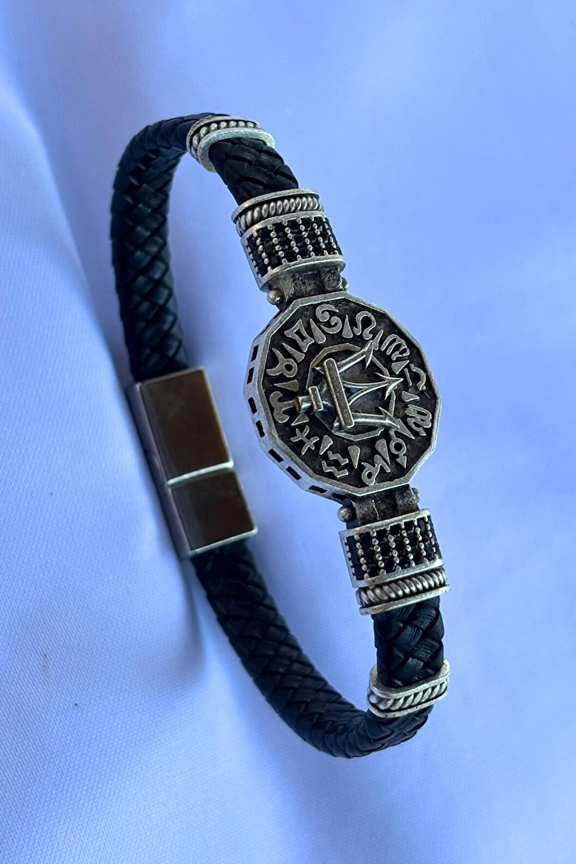 Mızrak Figürlü Zirkon Taşlı El İşçiliği ile Üretilmiş Hakiki Deri Erkek Bileklik