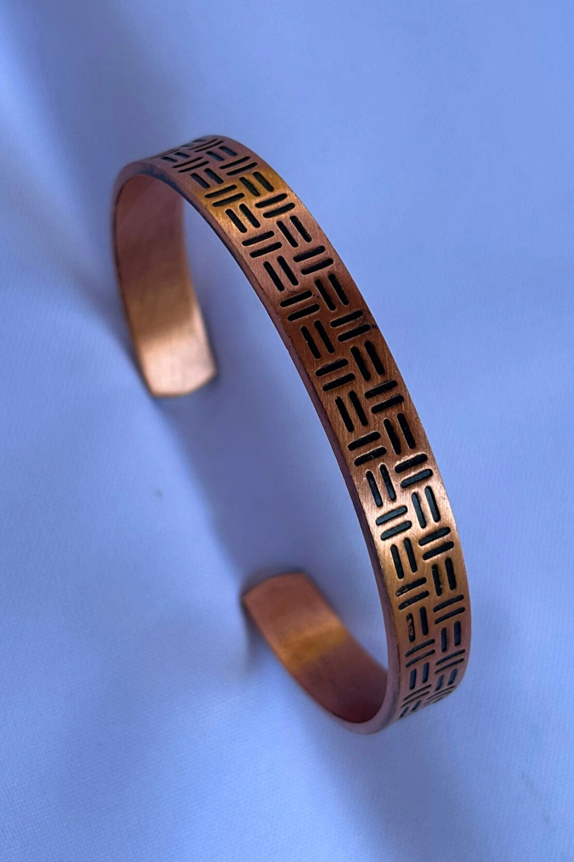 Geometrik Desenli El İşçiliği ile Üretilmiş Unisex Bakır Bileklik