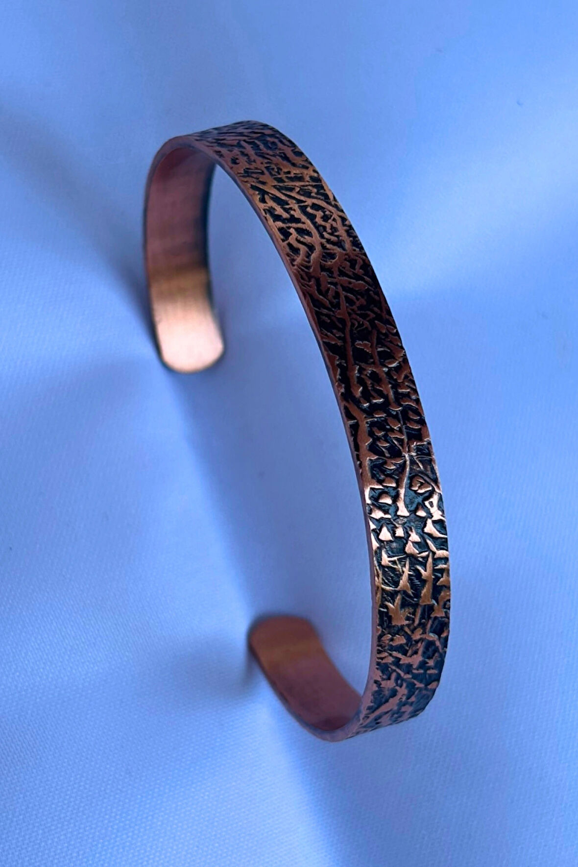 Geometrik Desenli El İşçiliği ile Üretilmiş Unisex Bakır Bileklik