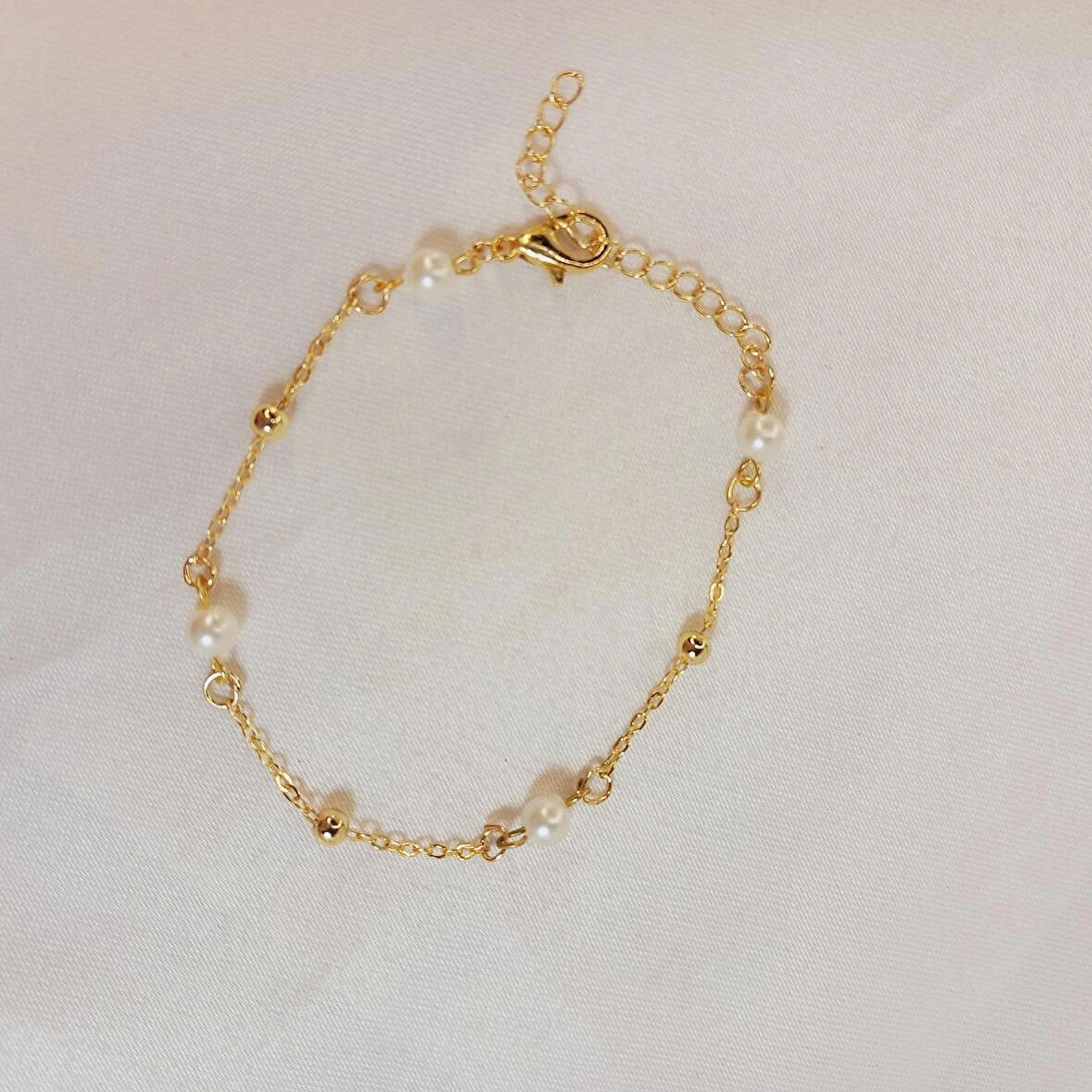Crystal Atelier İnci Bileklik, İncili Bileklik, Altın Kaplama İnci Sıra Bileklik, Barok İnci Bileklik, Kadın İnci Bileklik, Zarif İnci Detay Bileklik, Altın Kaplama İnci Modeli Tasarım Bileklik, Zincir Bileklik