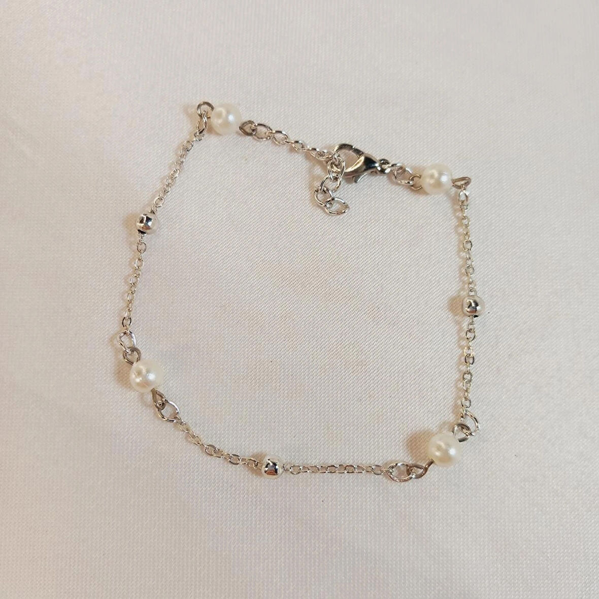 Crystal Atelier İnci Bileklik, İncili Bileklik, Gümüş Kaplama İnci Sıra Bileklik, Barok İnci Bileklik, Kadın İnci Bileklik, Zarif İnci Detay Bileklik, Gümüş Kaplama İnci Modeli Tasarım Bileklik, Zincir Bileklik