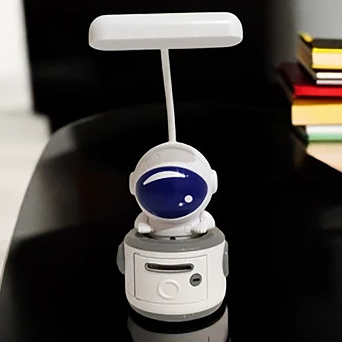 Çok Amaçlı Gri Astronot Kumbara Lambası - Işık, Tasarım ve Fonksiyon Bir Arada!