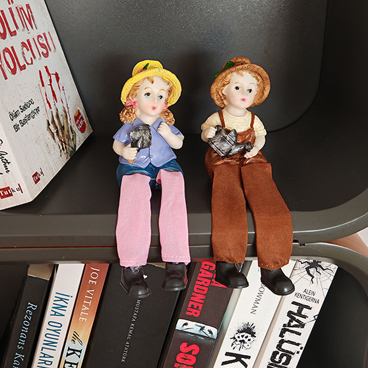 Sallanan Ayaklı Kürek Taşıyan ve Sulama Kabı Tutan Çocuk Biblosu