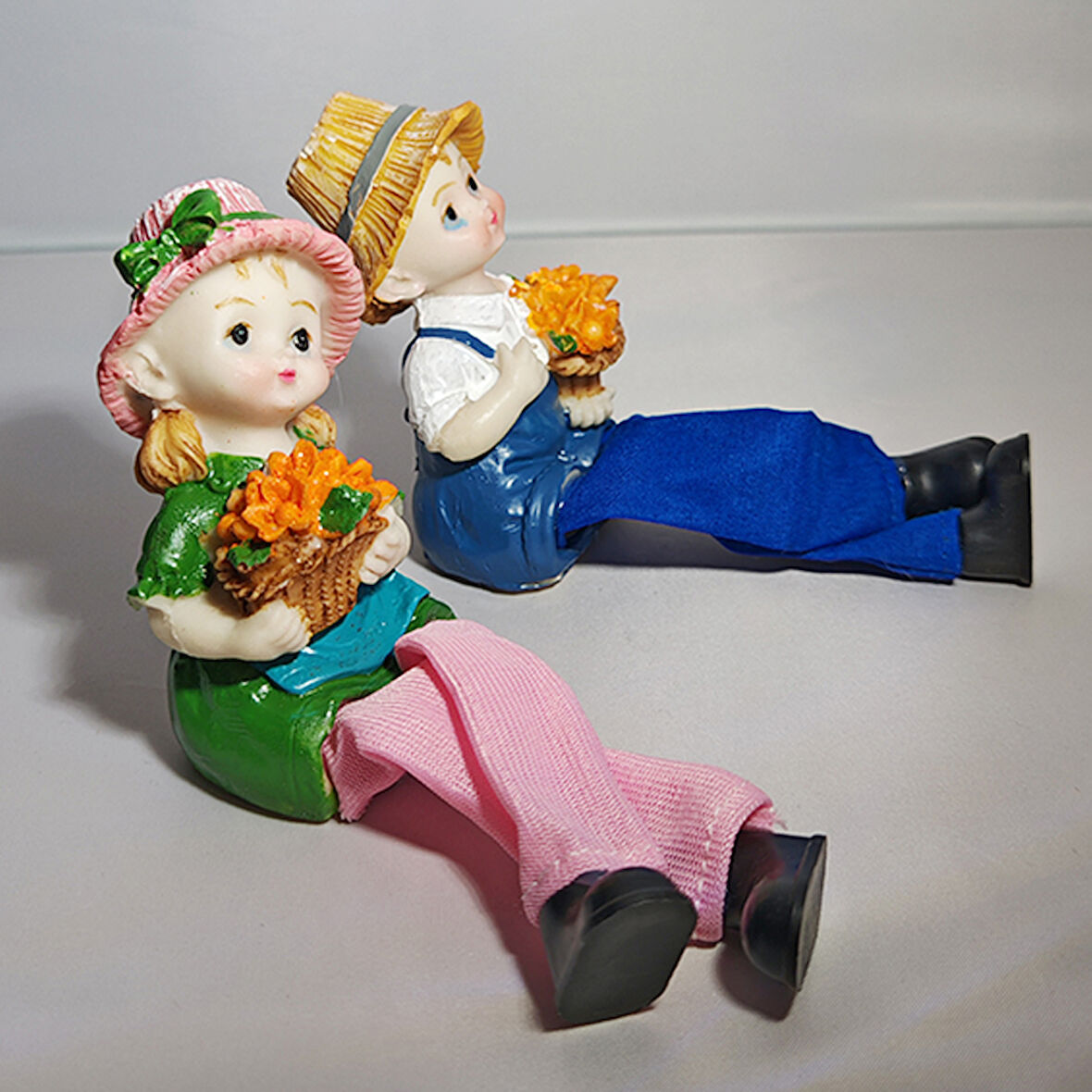 Sallanan Ayaklı Çiçek Sepeti Tutan Çocuk Biblosu