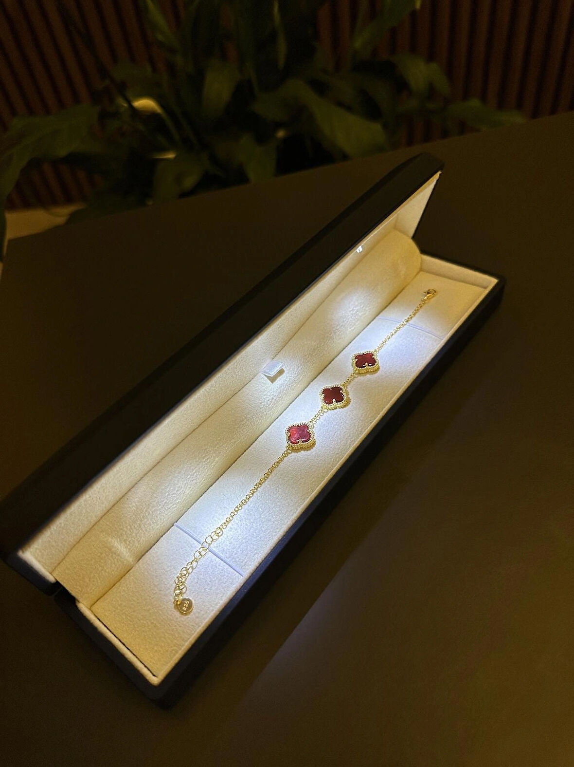 (PREMİUM IŞIKLI KUTU) 925 Ayar Gümüş 18 ayar Gold Kaplama 3 sıra bordo Taşlı Yonca Bileklik