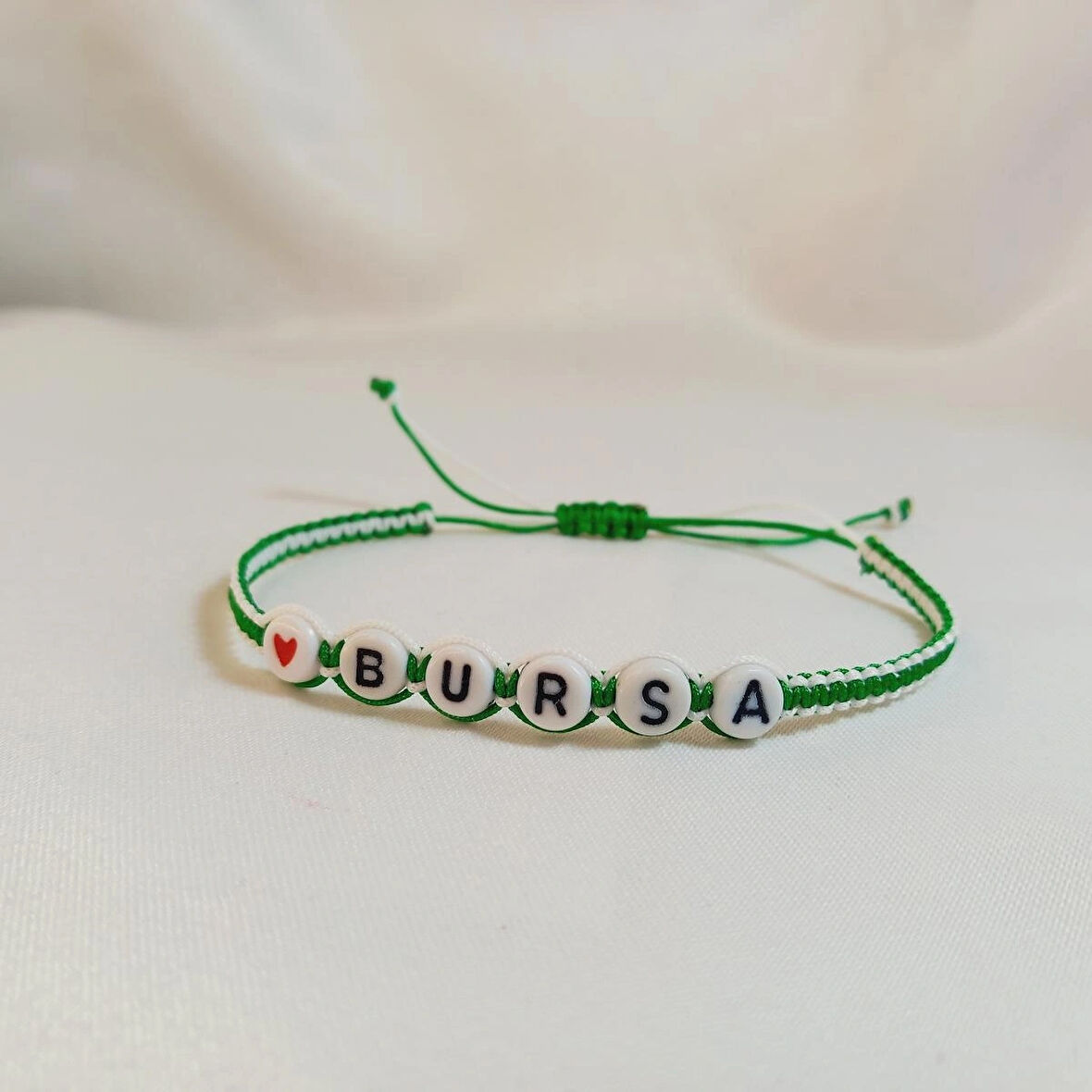 Crystal Atelier Bursa Harfli Kalpli Bursaspor Örgü Bileklik, Yeşil Beyaz Bursaspor Spor Renkleri Taraftar Bilekliği, Makrome Bileklik, Erkek Hediyesi, Maç Aksesuarı, İp Bileklik, Taraftar Bileklik
