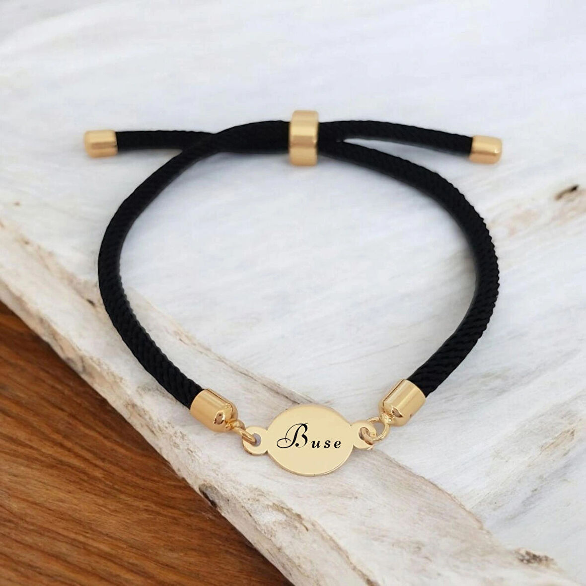 Şık 14 Ayar Altın Plakalı ve Siyah Örgülü Yuvarlak Motifli Buse Bilekliği