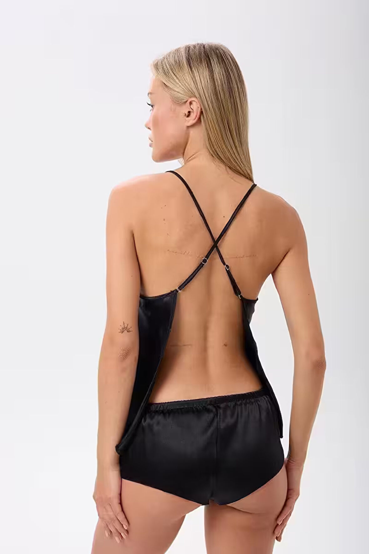 Saten İp Askılı Sırt Dekolteli Brazillian Şort Gecelik Takımı