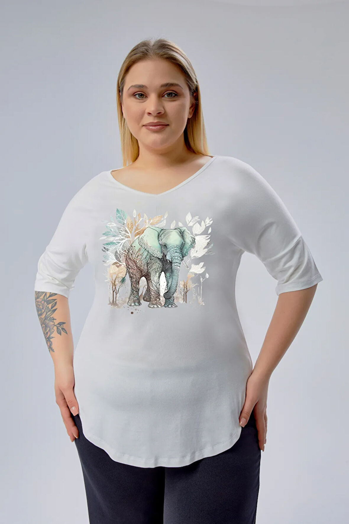Büyük Beden Fil Baskılı Yarım Kol Yan Yırtmaç Bluz