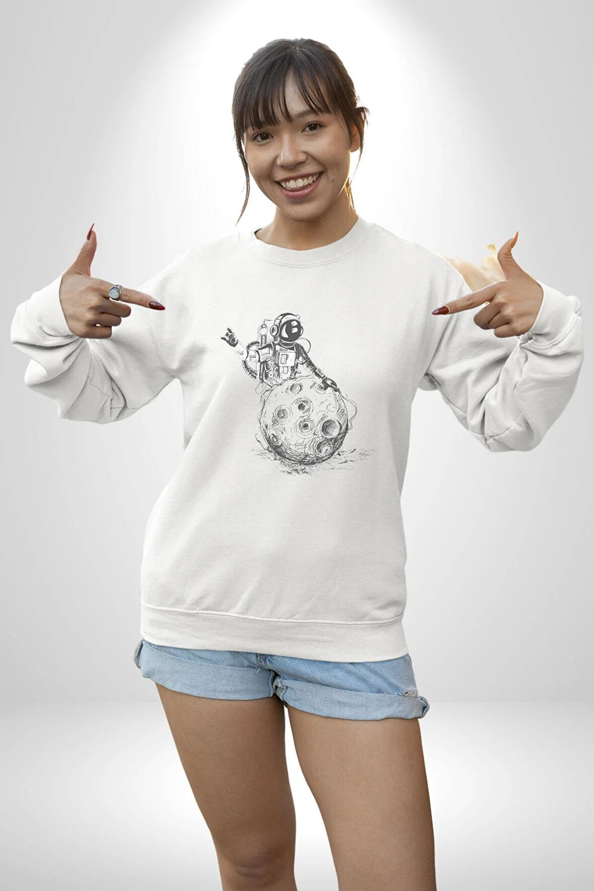 Astronot Gök Taşı Yavarlarken Kadın Erkek  Beyaz Baskılı Sweatshirt 