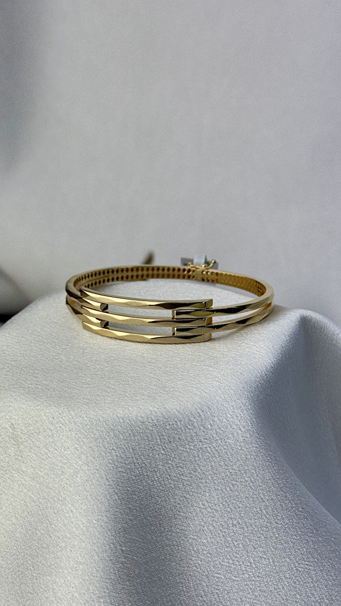 3 Sıra Desenli Kaburga Kelepçe Altın Bilezik