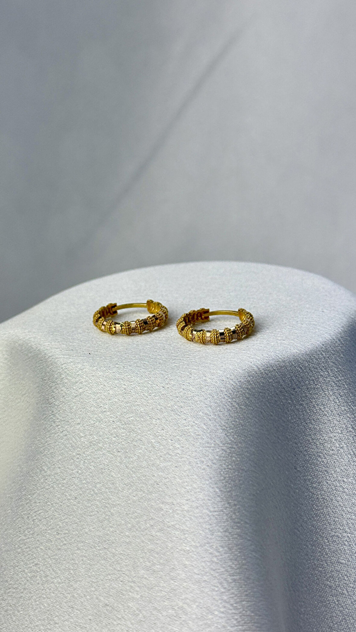 Desenli Halka Altın Küpe