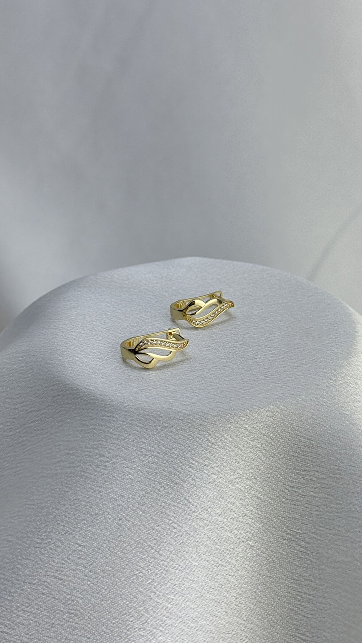 J Model Taşlı Altın Küpe