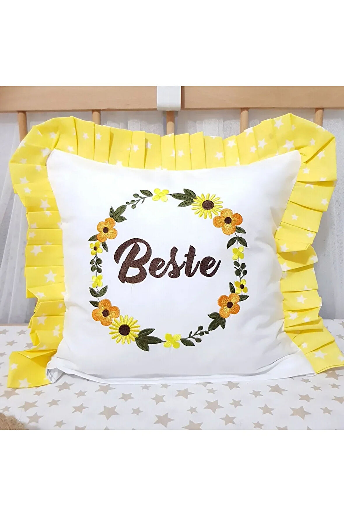 Nakışlı Kırlent Bebek İsimli 40x40 Cm İçi Dolgulu Fırfırlı Kırlent