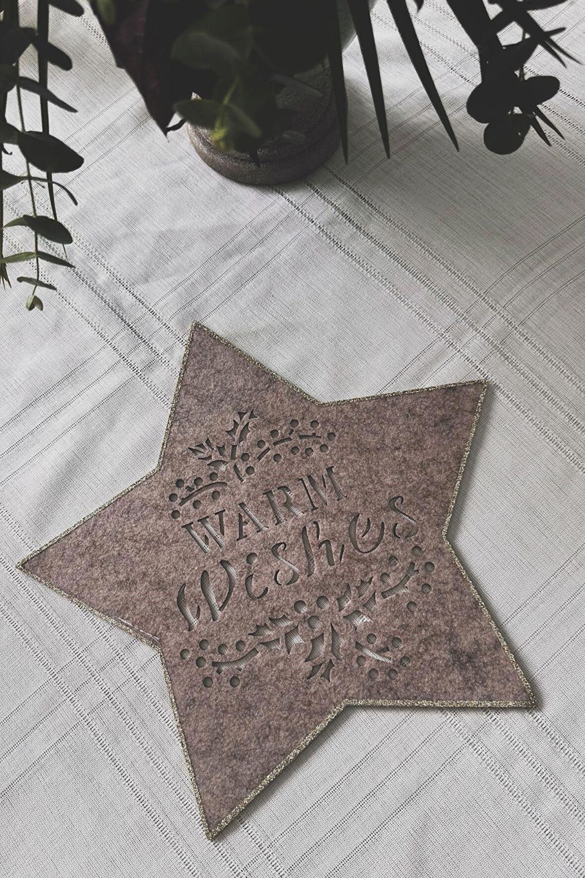 1 Adet Bej Keçeden Yıldız Şeklinde Simli "Warm Wishes" Yazılı Noel Suplası & Amerikan Servisi 35 cm