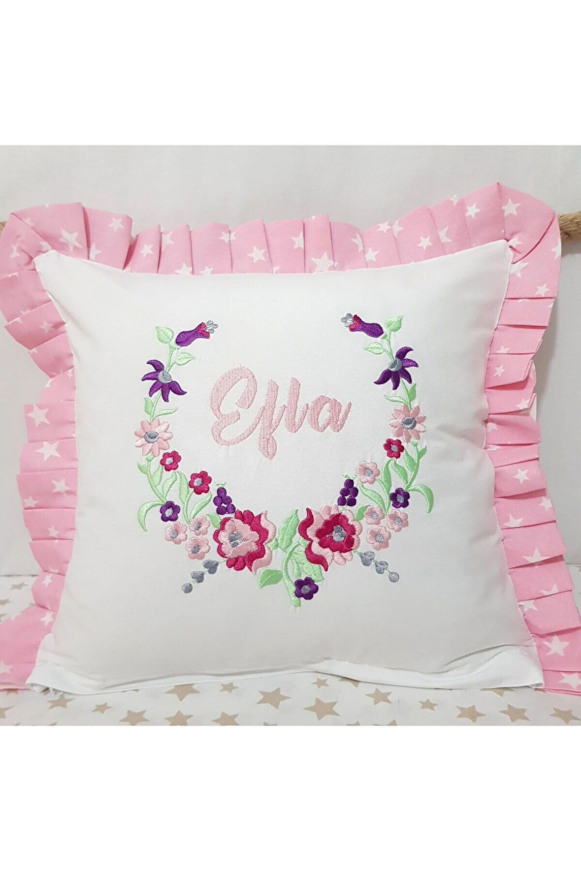 Nakışlı Kırlent Bebek İsimli 40x40 Cm İçi Dolgulu Fırfırlı Kırlent