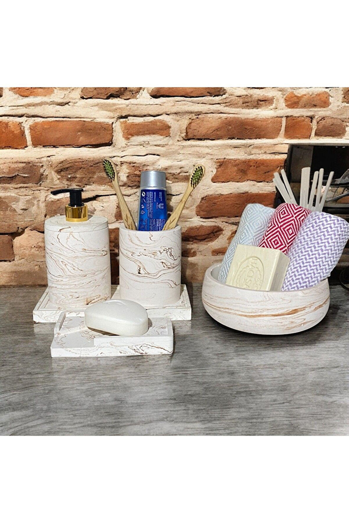 Beton ve Mermerin Mükemmel Birleşimiyle Hazırlanan Banyo Aksesuar Seti (5 Parça)