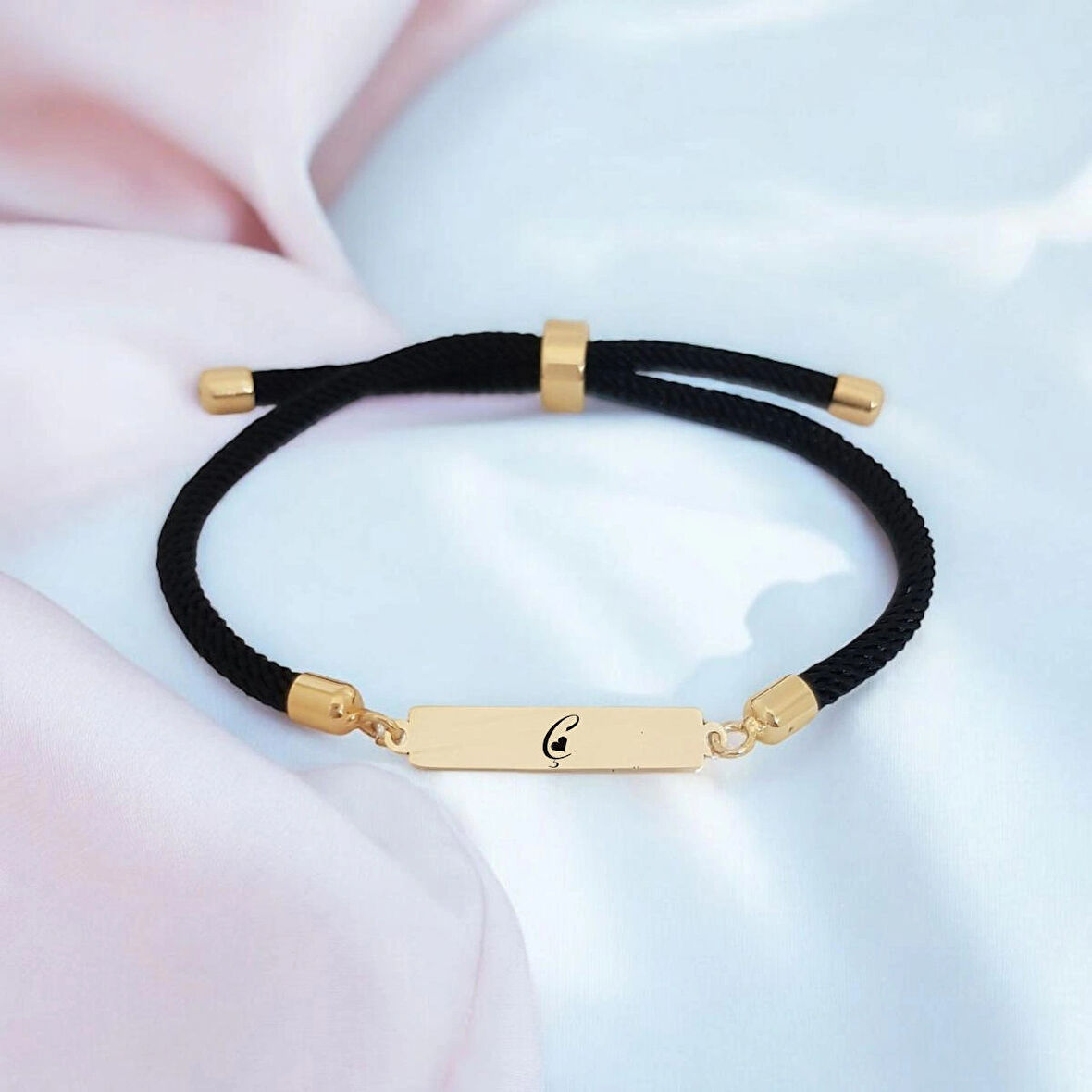 Asaletin Simgesi Dikdörtgen Motifli Siyah Örgülü 14 Ayar Altın Plakalı Ç Harfli Bileklik