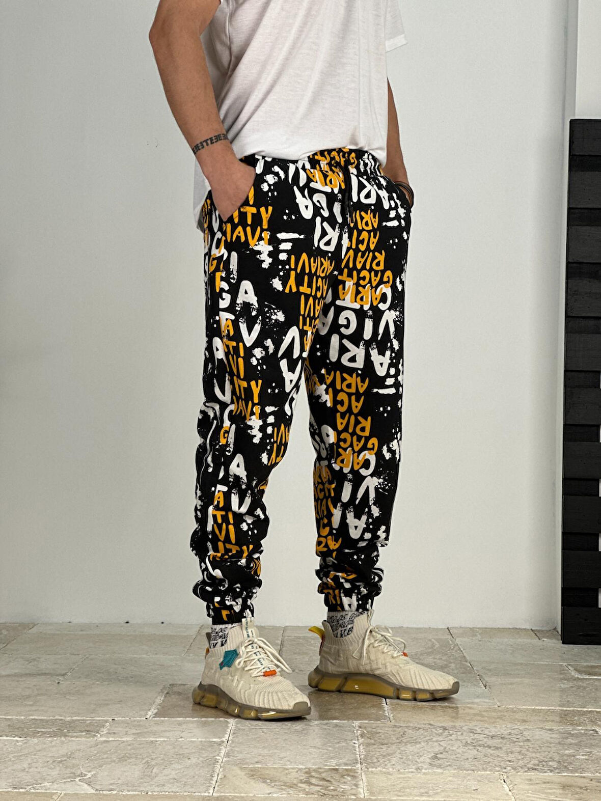 Erkek Grafiti Desenli Siyah Jogger