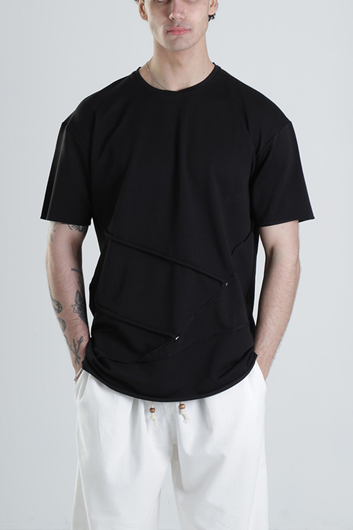 Siyah Halat Detaylı Tasarım T-Shirt