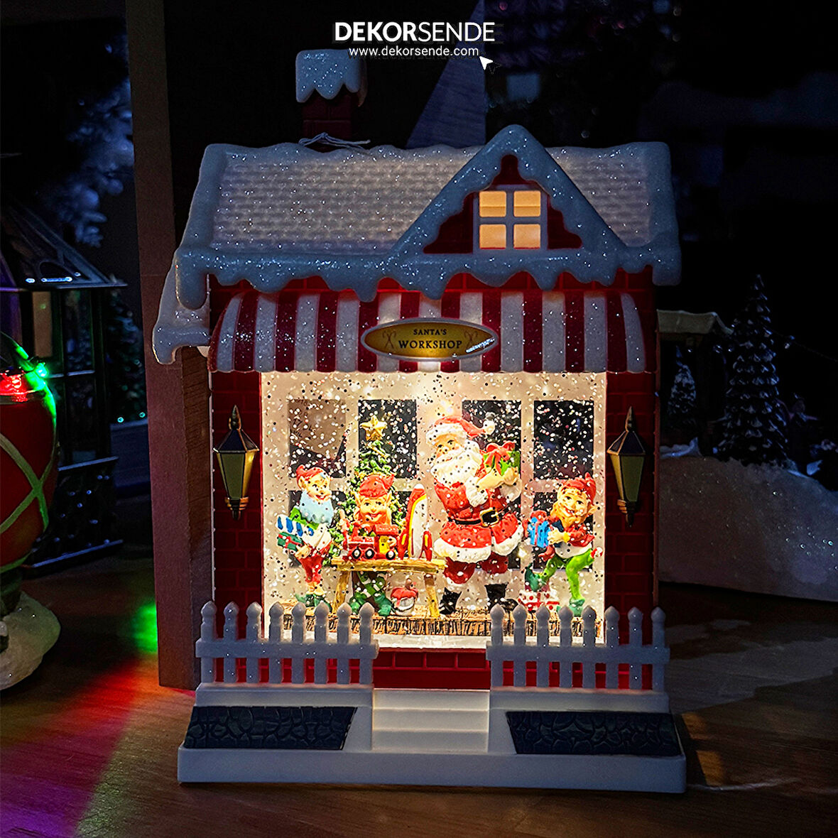 Yılbaşı Süsü Müzikli Işıklı Noel Baba Atölyesi Kırmızı 25 cm