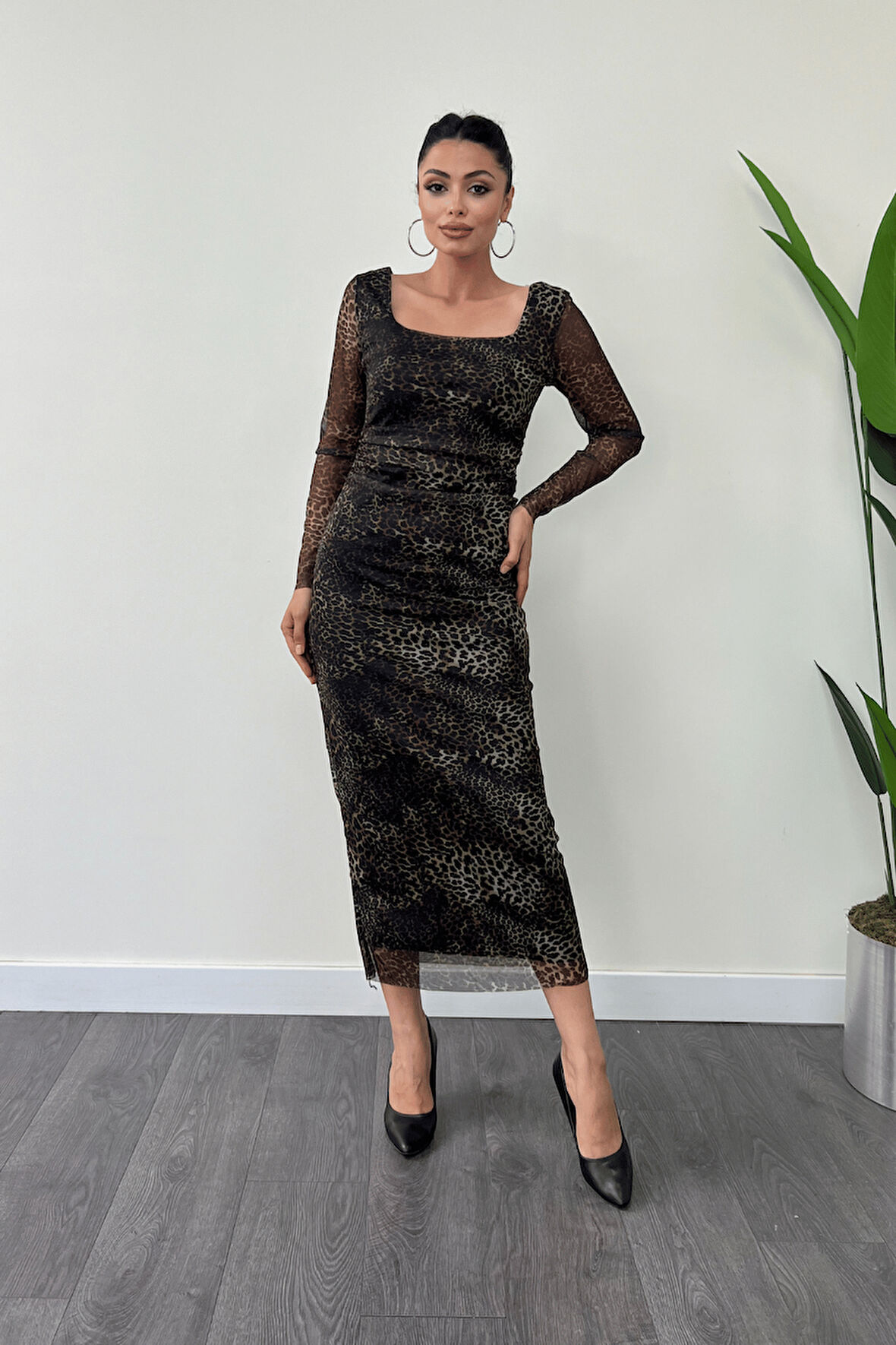 Tül Kumaş Kare Yaka Büzgü Detaylı Elbise - LEOPAR