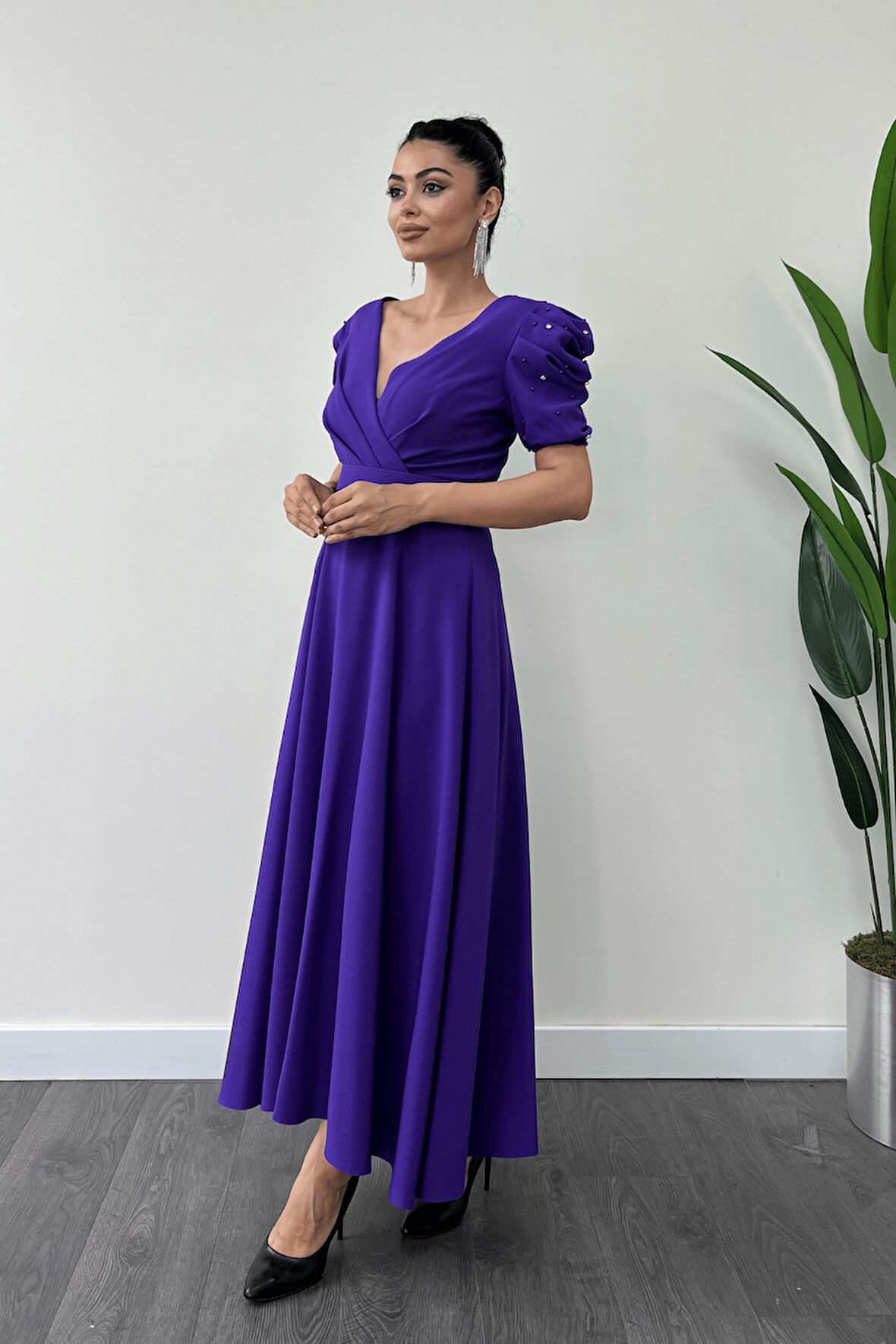 Atlas Kumaş Balon Kol İnci Detaylı Midi Elbise - MOR