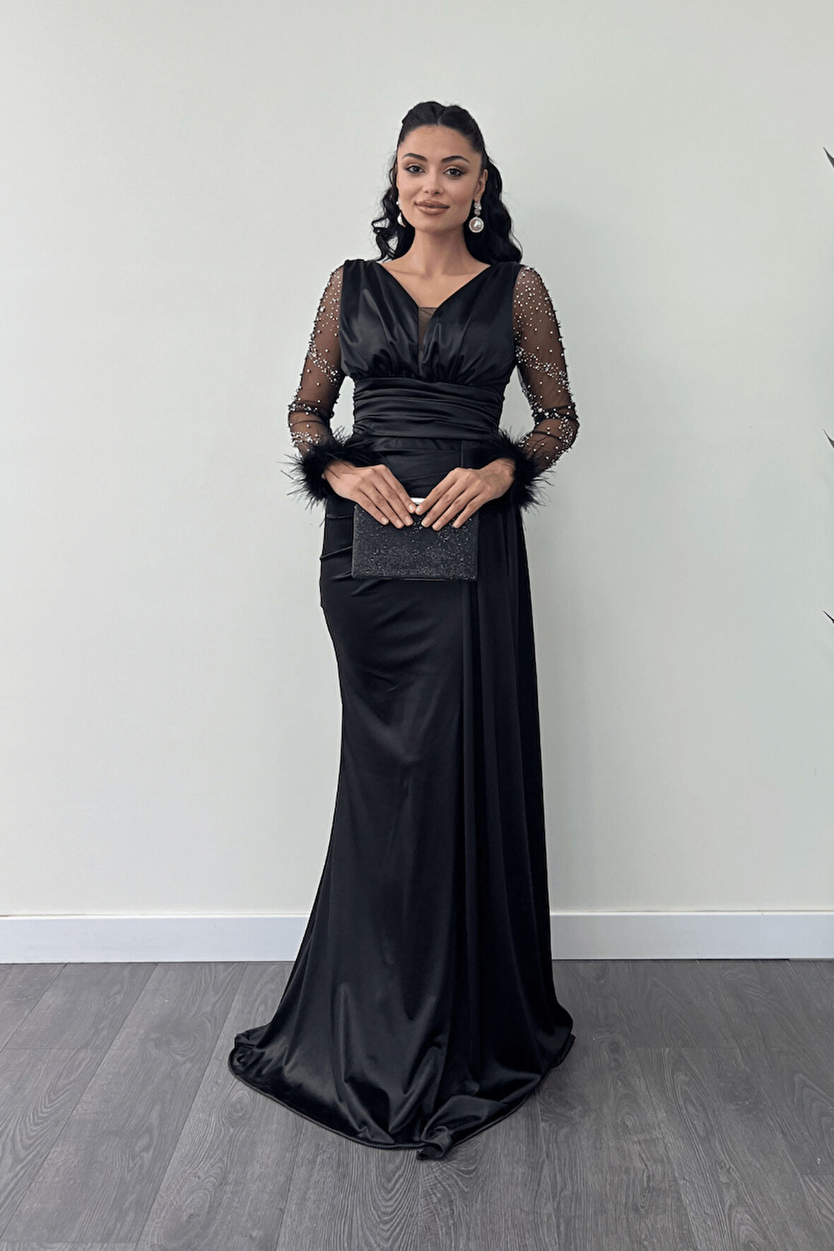 Saten Kumaş Kolları Otrişli Boncuk Detaylı Balık Elbise - SİYAH