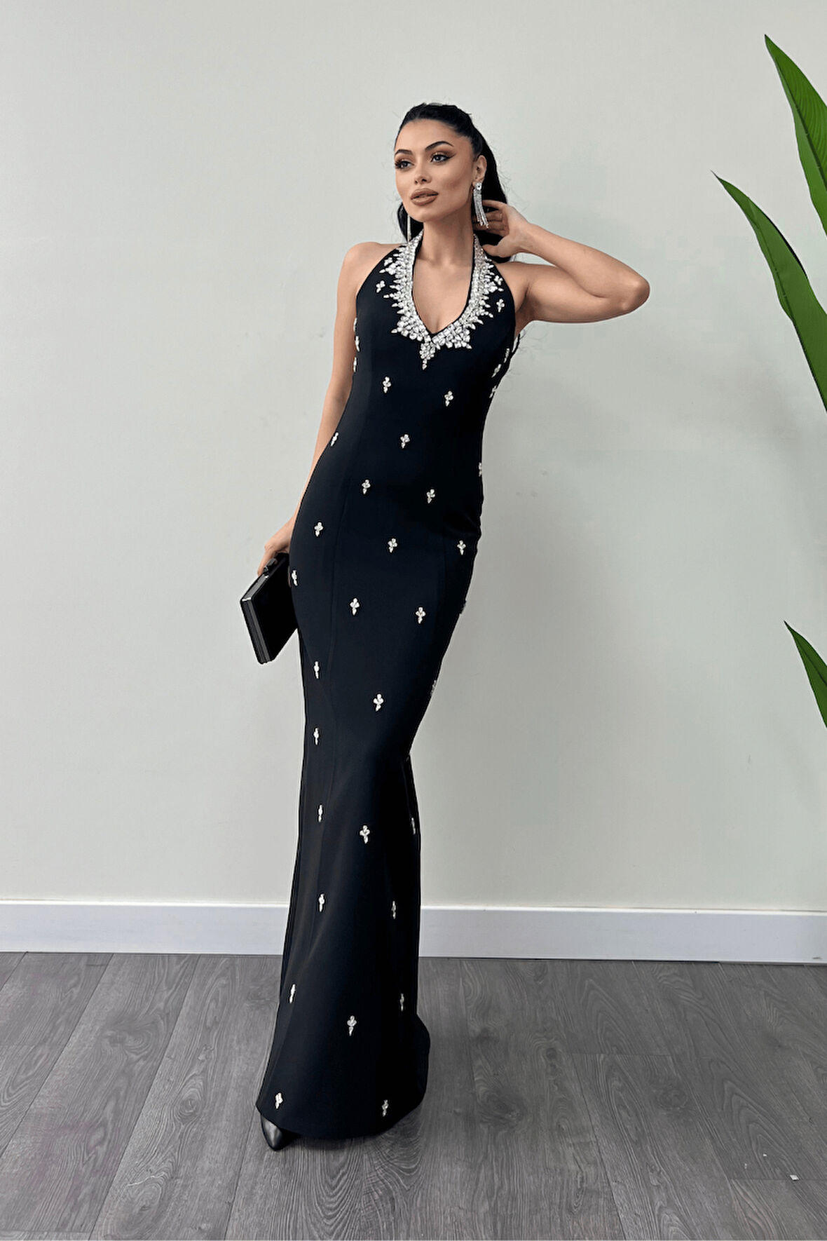 Atlas Kumaş Taş Detaylı Boyundan Bağlama Abiye Elbise - SİYAH