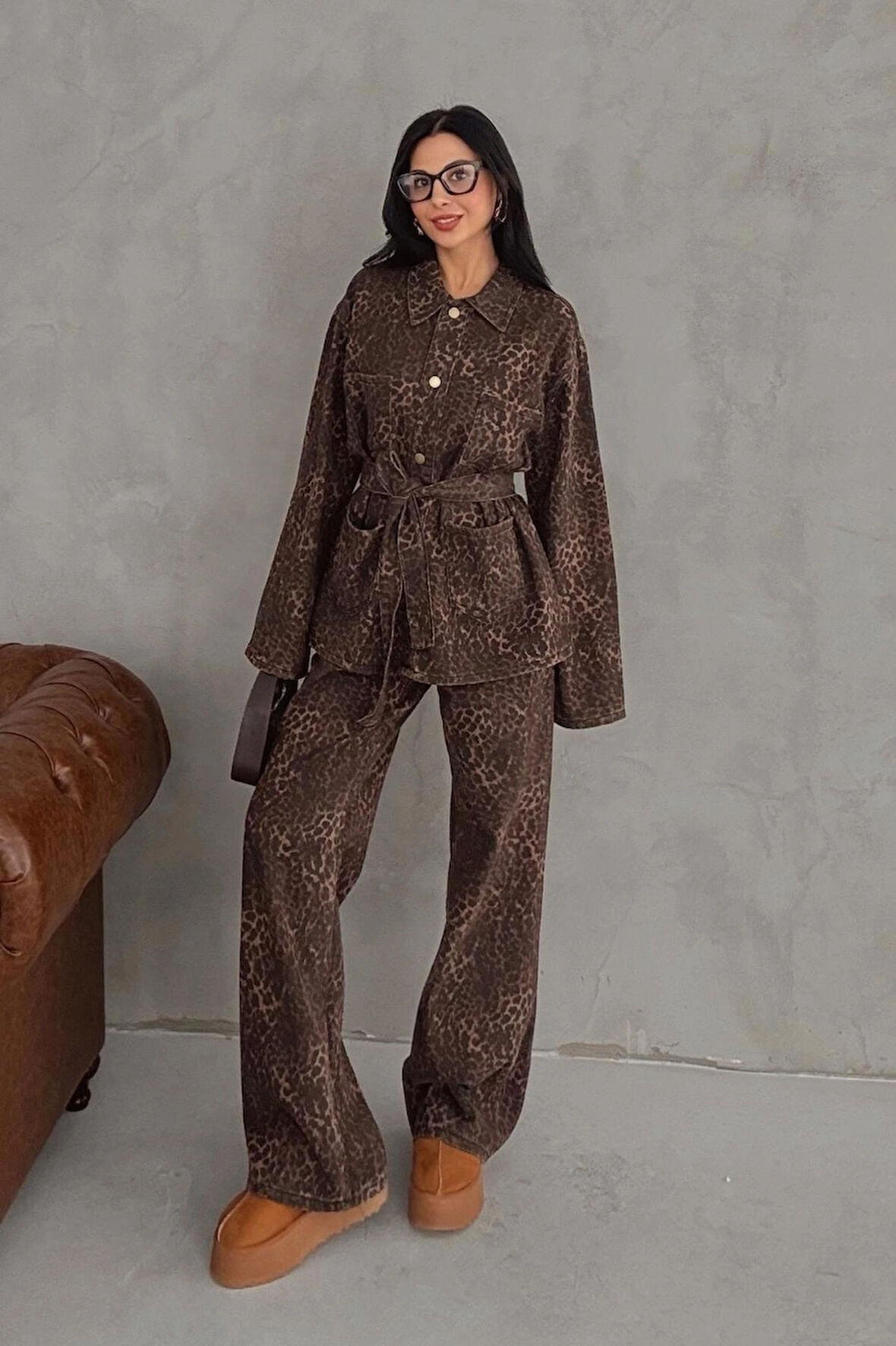 Kadın Kahverengi Leopar Desenli Cep Detaylı Kemerli Ceket Pantolon Denim Takım