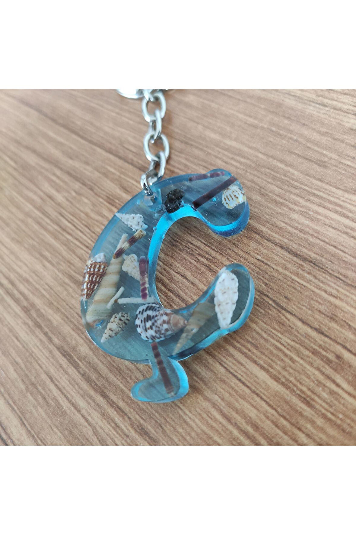 "Ç" HARFİ - Açık Mavi Deniz Epoksi Harf Anahtarlık – Gerçek Deniz Kabuğu, El Yapımı, Benzersiz
