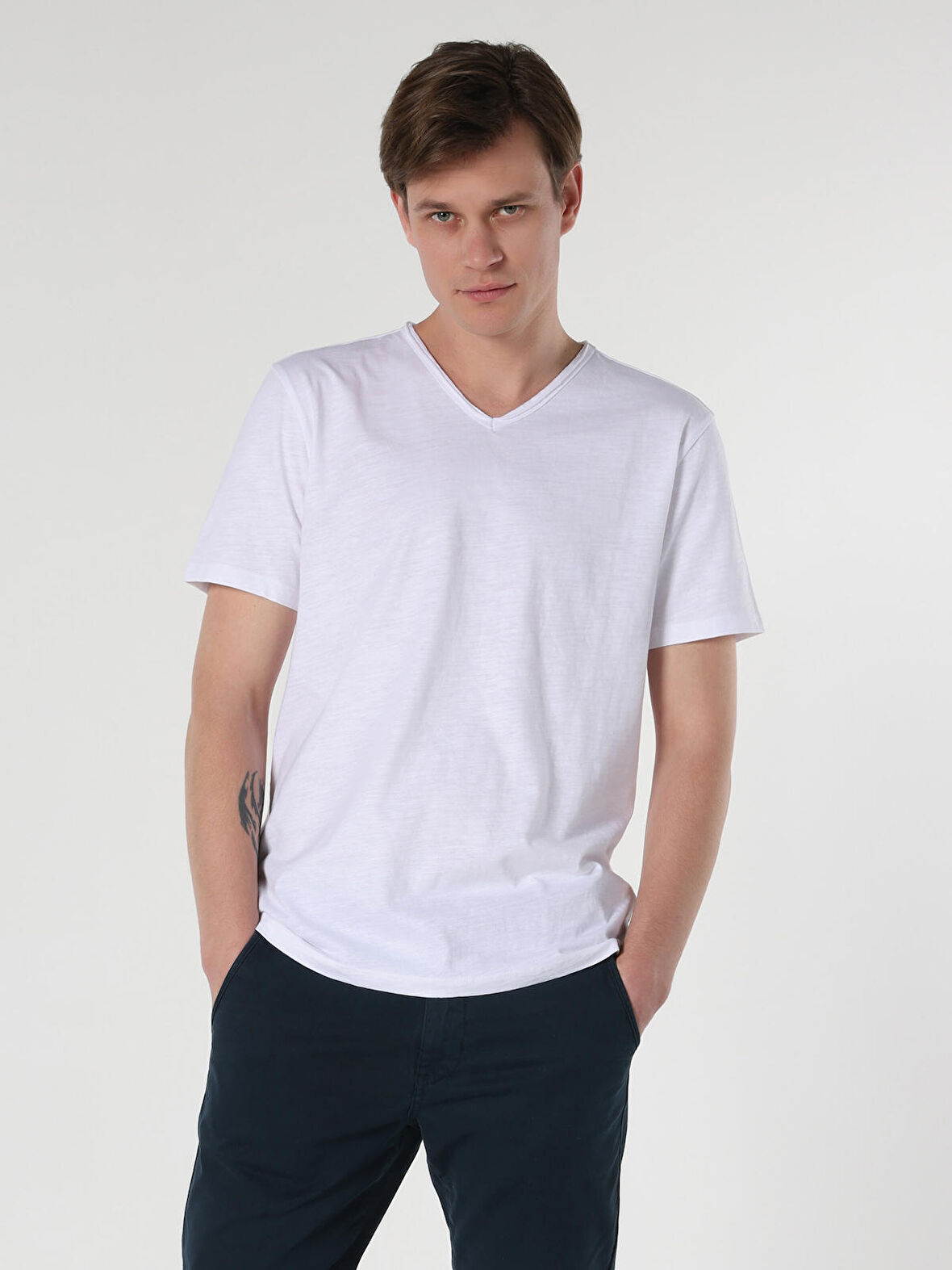 Regular Fit V Yaka Beyaz Erkek Kısa Kol Tişört