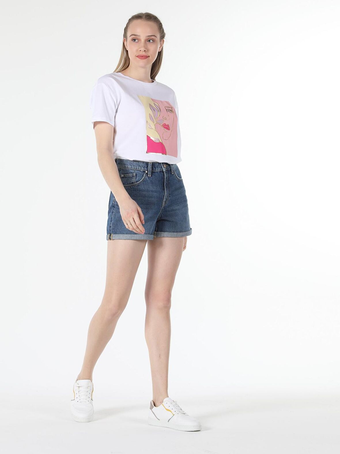 Comfort Fit Bisiklet Yaka Baskılı Beyaz Kadın Kısa Kol Tişört
