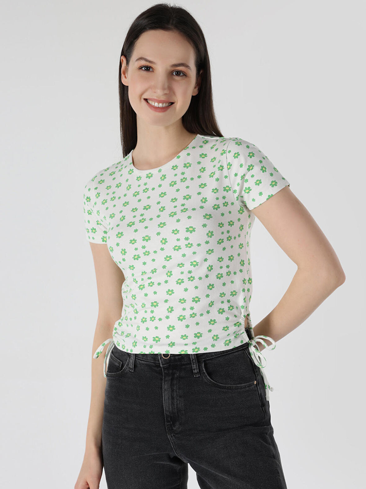 Slim Fit Çiçekli Beyaz Kadın Kısa Kol Tişört