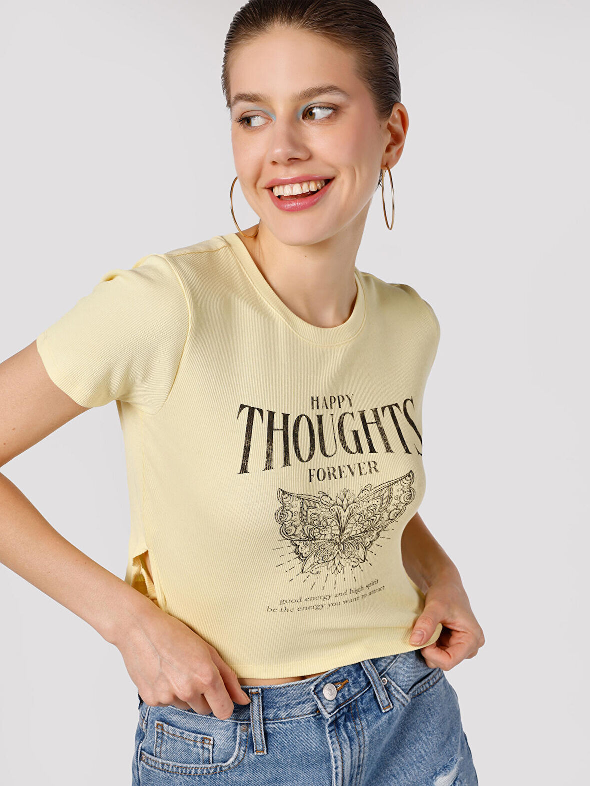 Dar Kesim Bisiklet Yaka Baskılı Sarı Kadın Kısa Kol Tişört