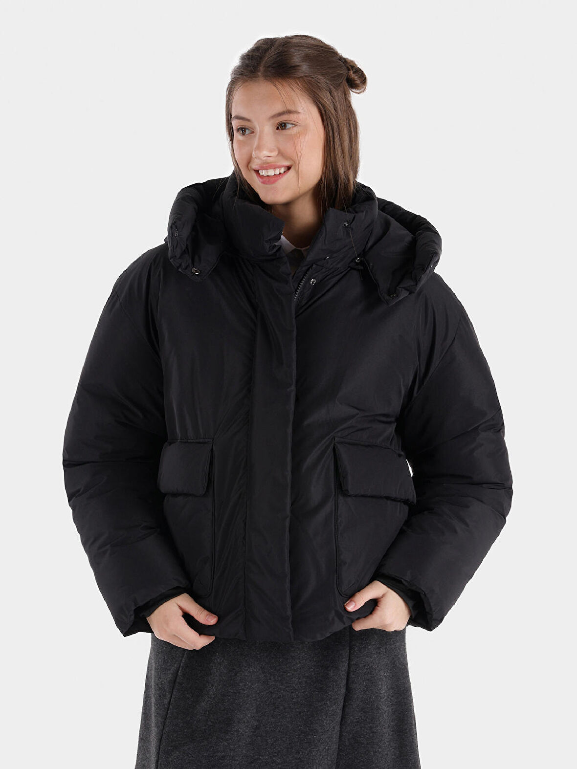 Regular Fit Kapüşonlu Şişme Cepli Siyah Kadın Mont