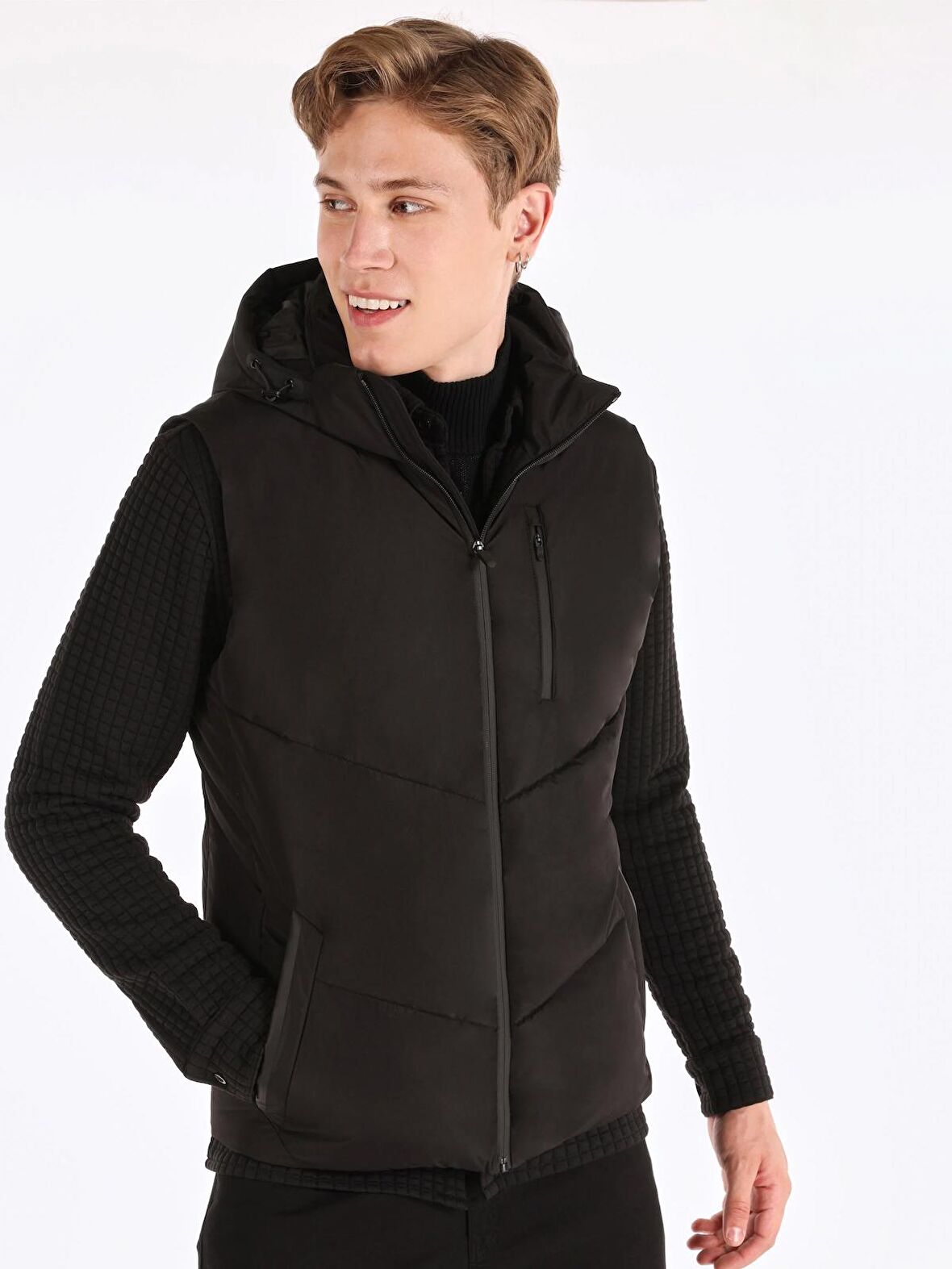 Slim Fit Fermuarlı Kapüşonlu Cep Detaylı Şişme Siyah Erkek Yelek