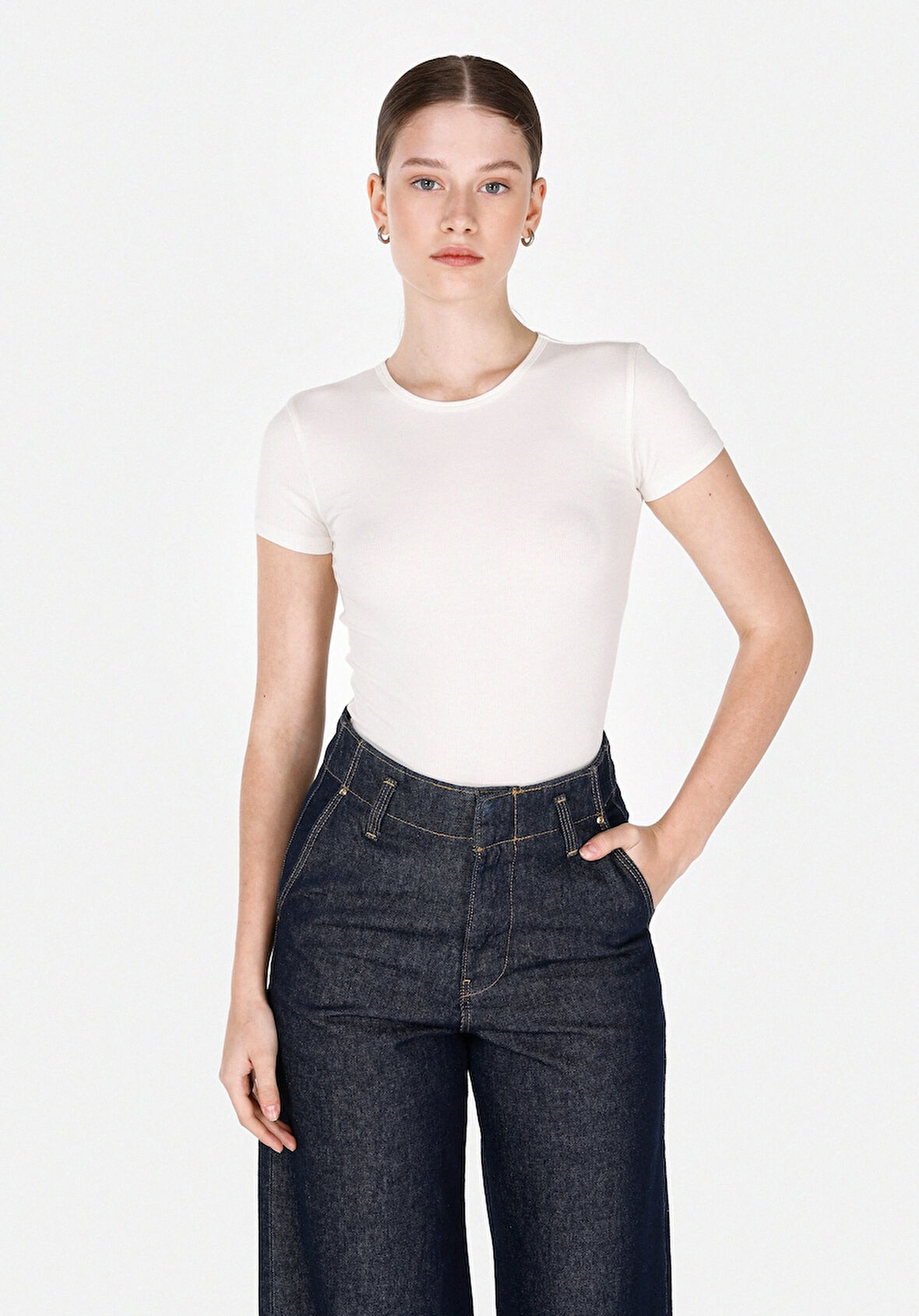 Slim Fit Yuvarlak Yaka Düz Kadın Ekru Kısa Kol Tişört