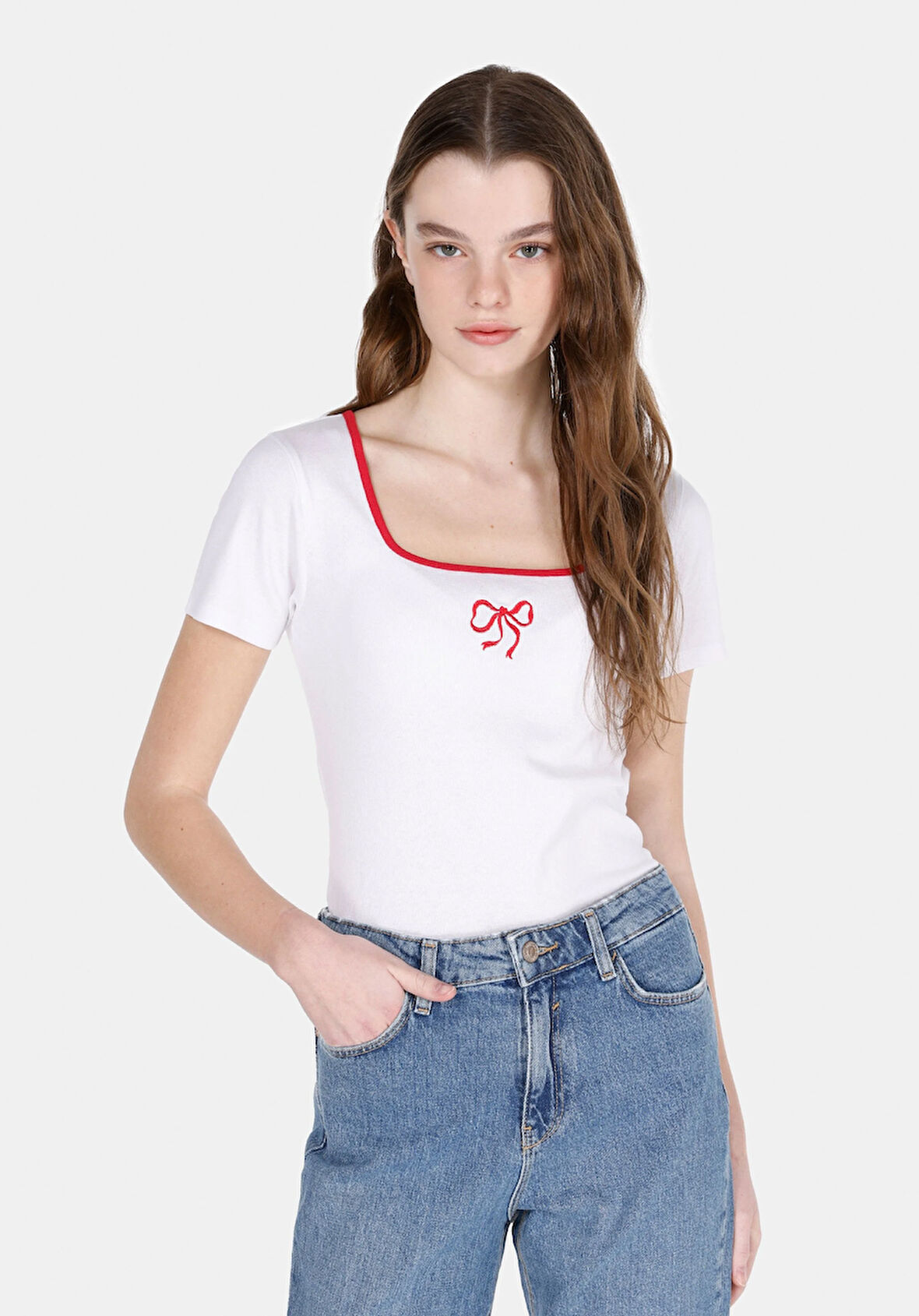 Slim Fit Kare Yaka Nakışlı Kadın Beyaz Kısa Kol Tişört