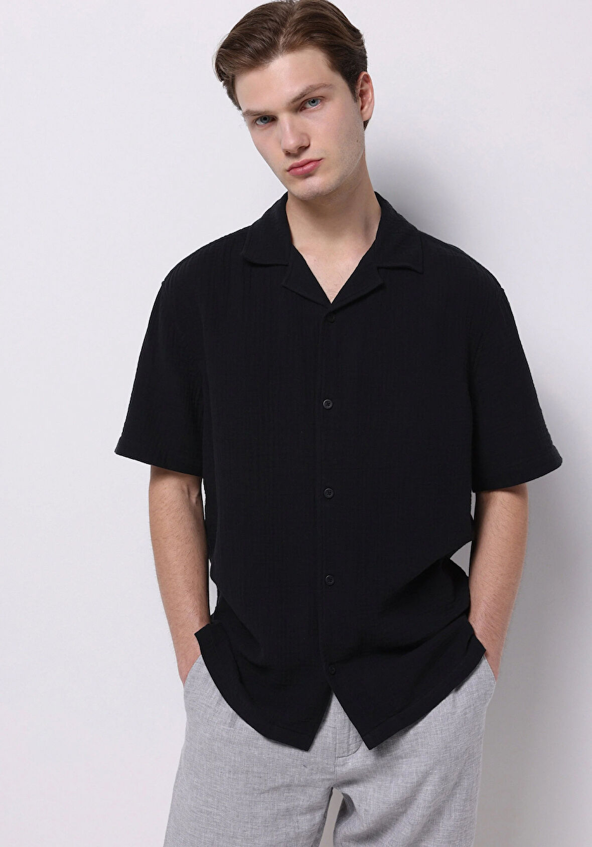 Comfort Fit Shirt Neck Jakarlı Erkek Siyah Kısa Kol Gömlek