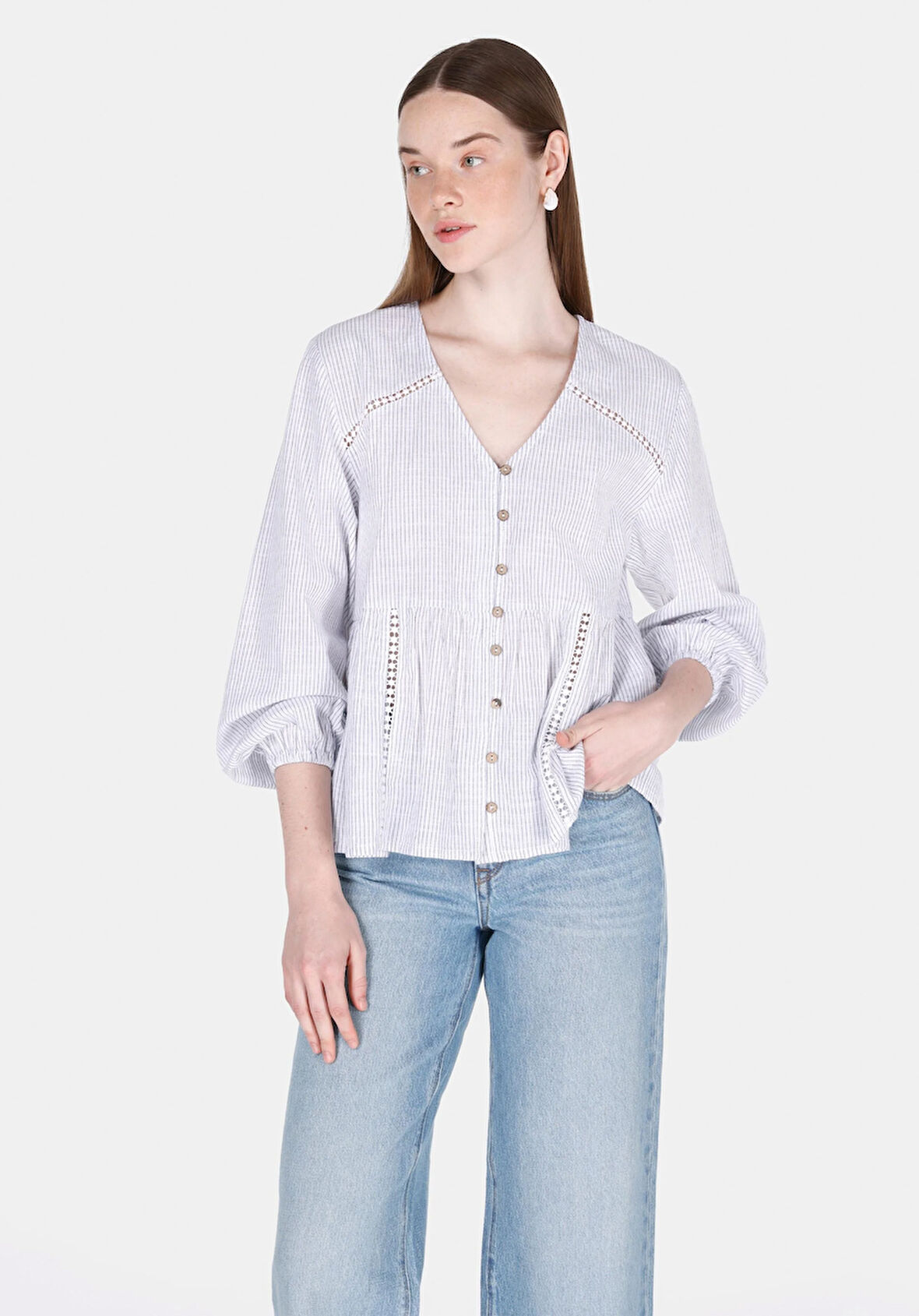 Regular Fit V Yaka Çizgili Kadın Beyaz Uzun Kol Gömlek Cl1073357