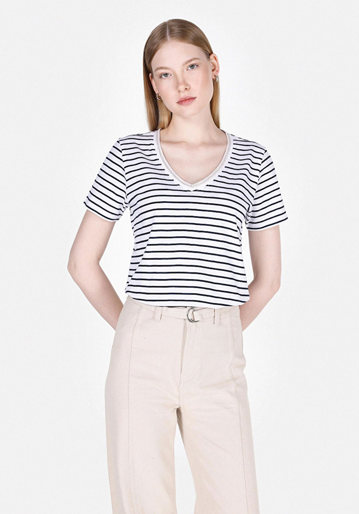 Regular Fit V Yaka Çizgili Kadın Lacivert Kısa Kol Tişört Cl1073551