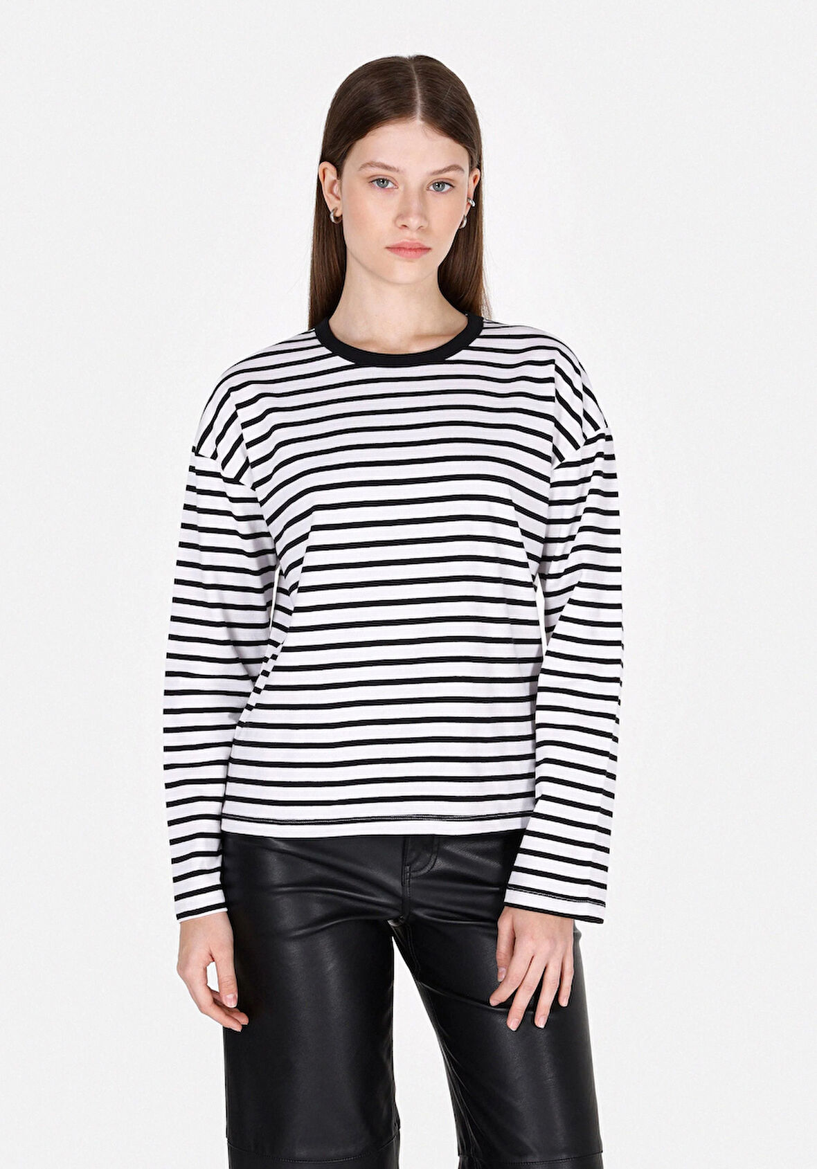 Regular Fit Yuvarlak Yaka Çizgili Kadın Siyah Uzun Kol Tişört Cl1073949
