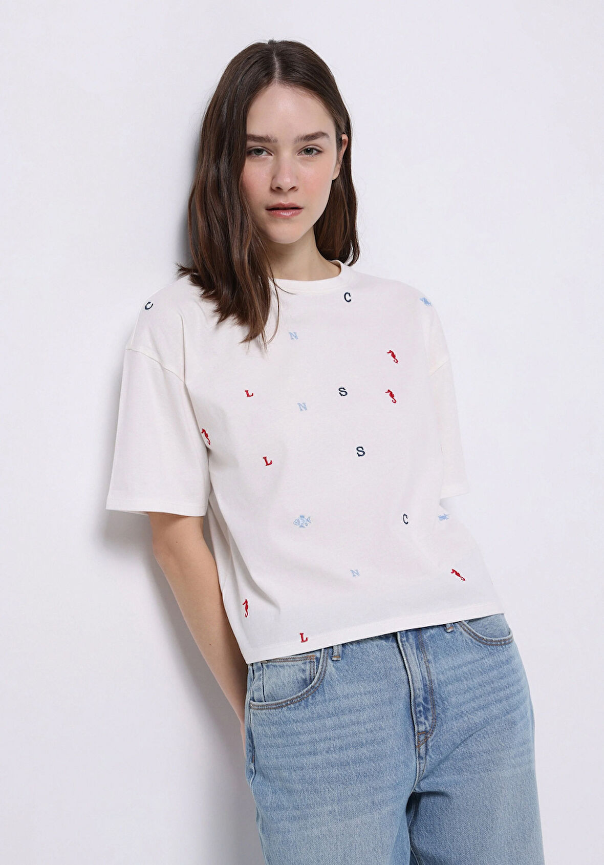 Regular Fit Yuvarlak Yaka Nakışlı Kadın Beyaz Kısa Kol Tişört