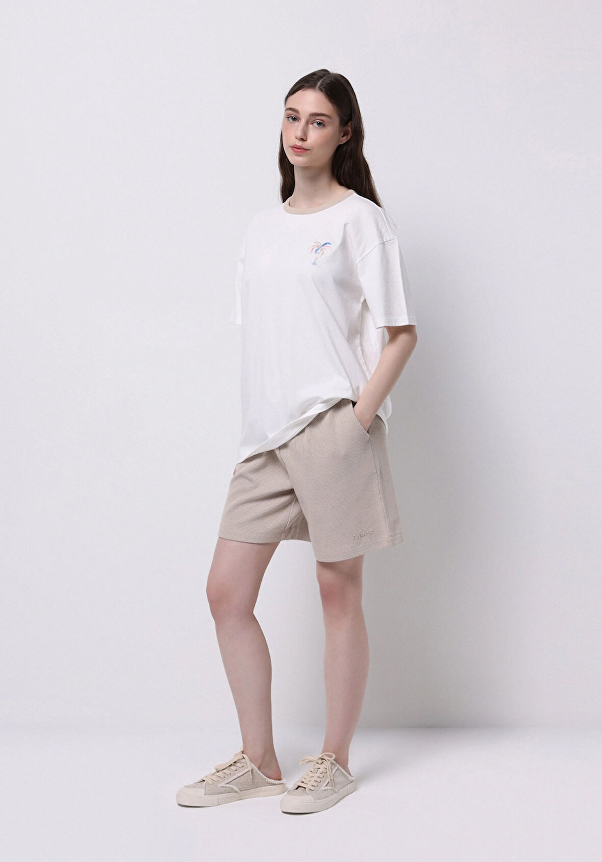 Regular Fit Orta Bel Baskılı Kadın Bej Şort