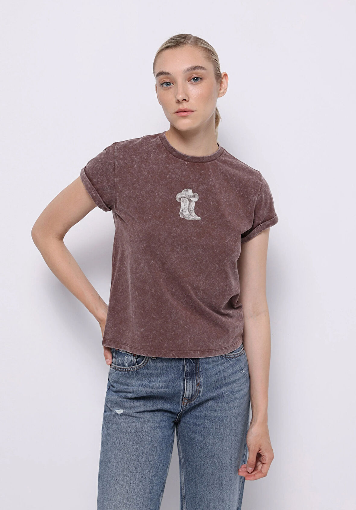 Slim Fit Yuvarlak Yaka Baskılı Kadın Kahverengi Kısa Kol Tişört