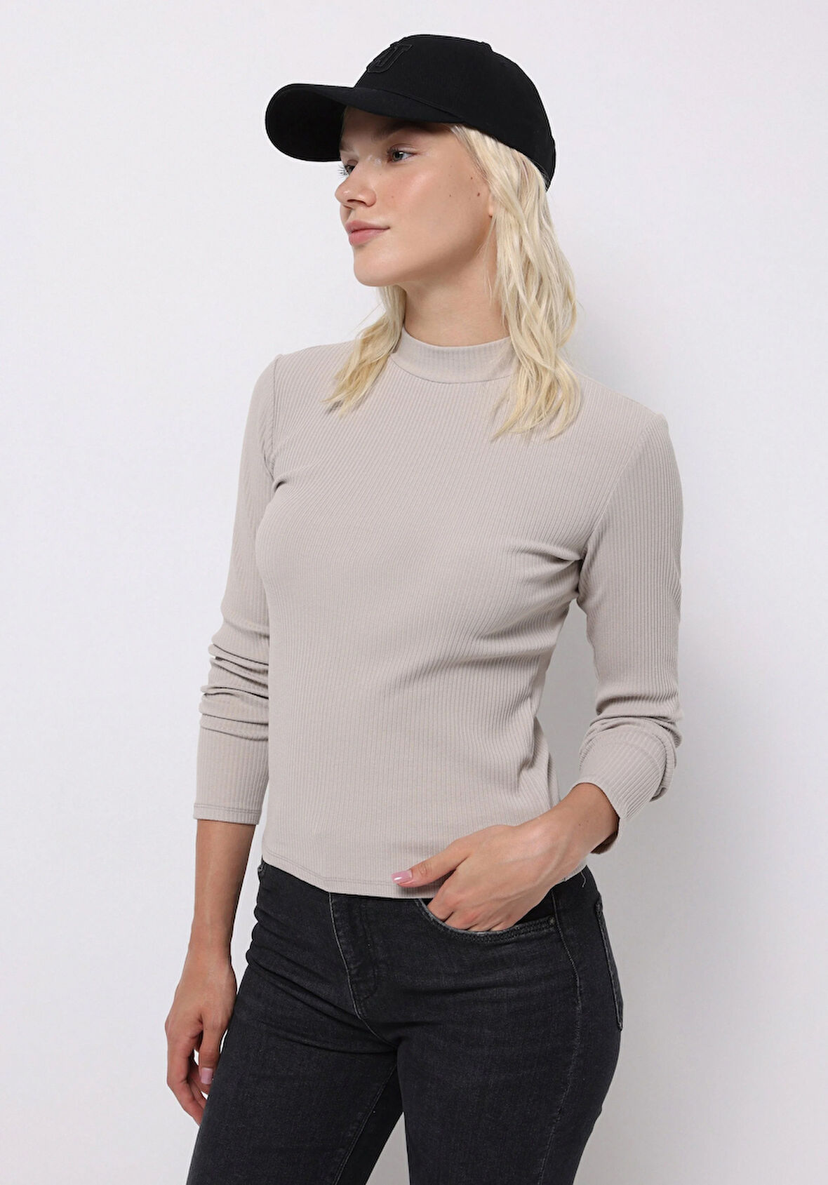 Slim Fit Yarım Balıkçı Yaka Düz Kadın Bej Tişört